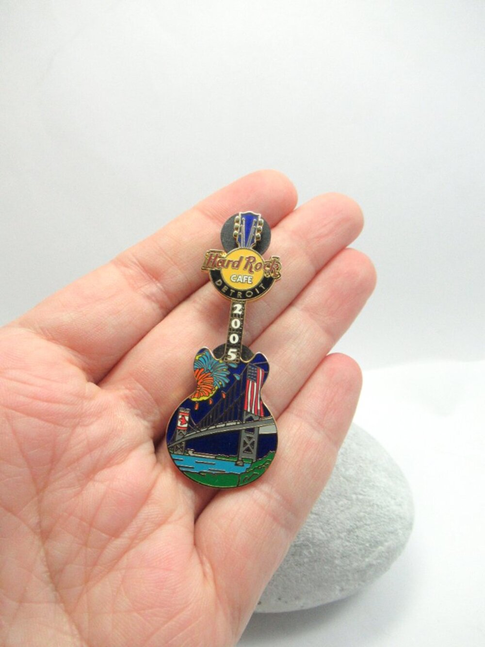 Vintage Detroit Hard Rock Cafe Guitar Pin - Picture 2 of 9